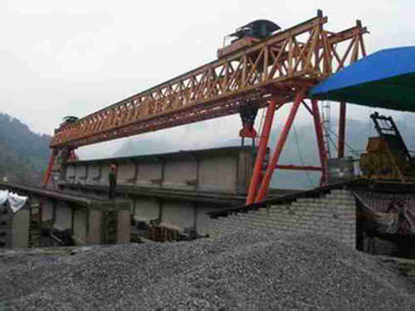 JQ900A型架橋機架梁作業(yè)