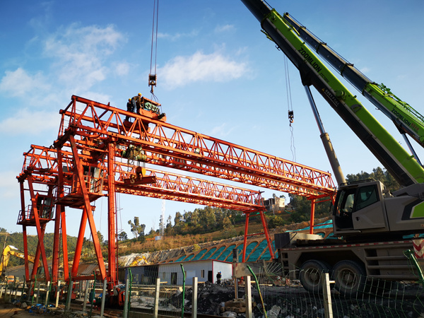  黑龍江七臺(tái)河龍門吊廠家 50噸門式起重機(jī)作業(yè)考