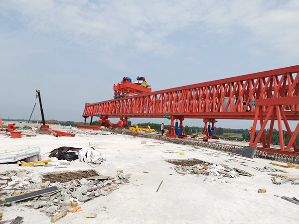  江蘇鎮江架橋機公司常年供應100噸架橋機