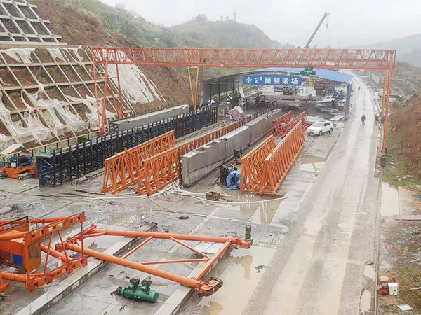 湖北荊州80噸龍門吊出軌道壓板螺母松動的原因